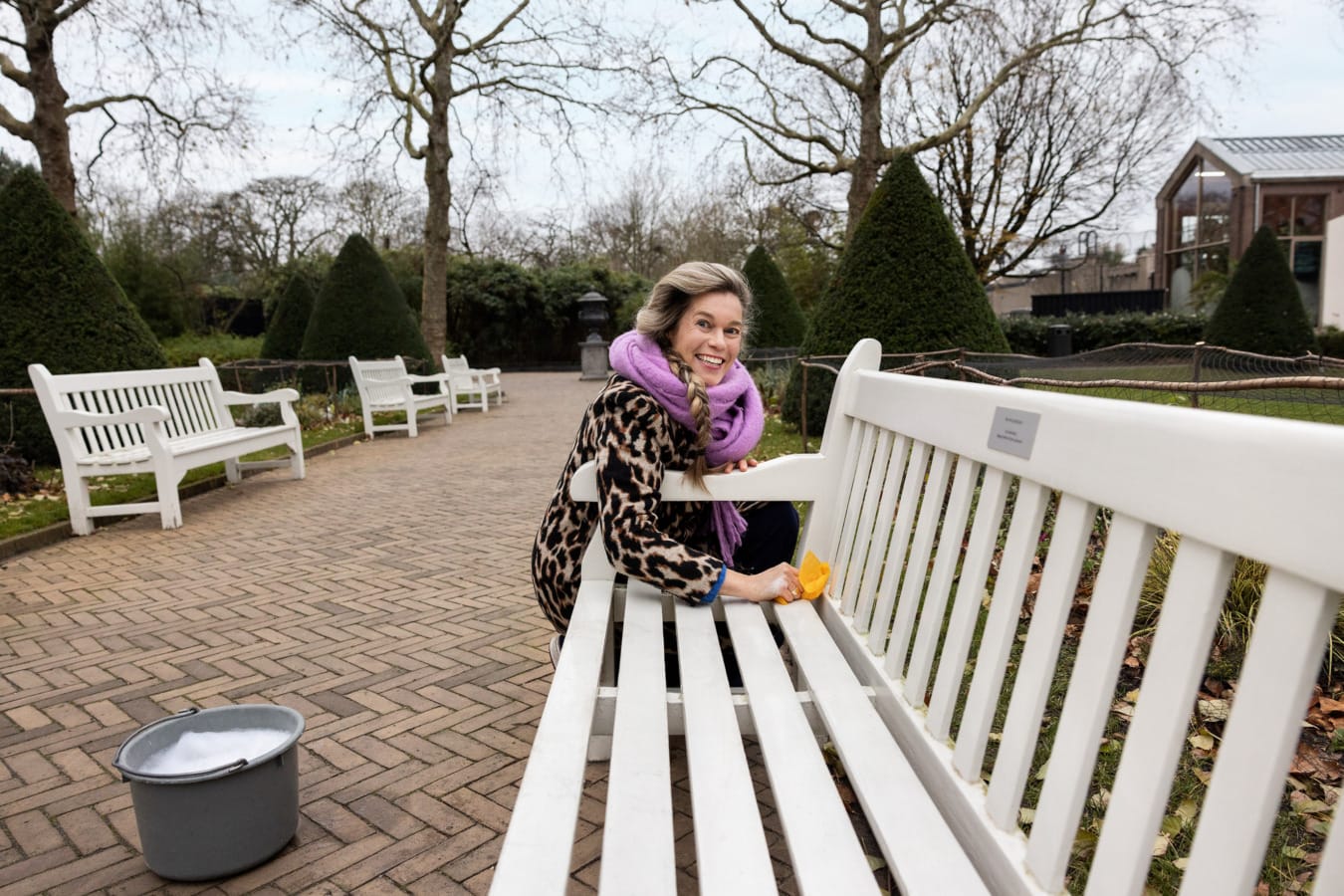 Artis bankje wordt schoongemaakt door communicatiemedewerker