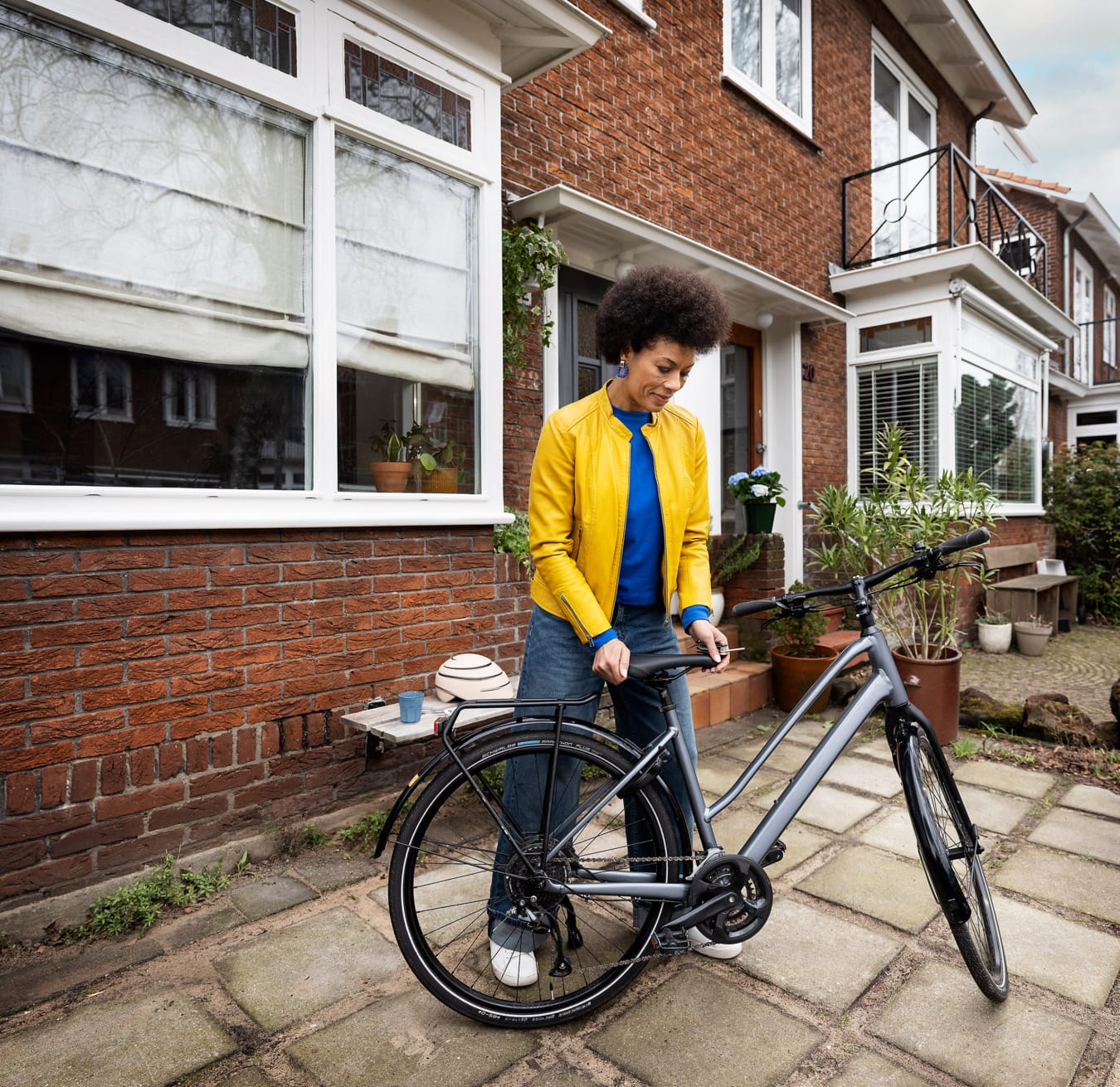 Vrouw met afro kapsel stelt haar fietszadel voor veiligheid campagne Vervoerregio Amsterdam