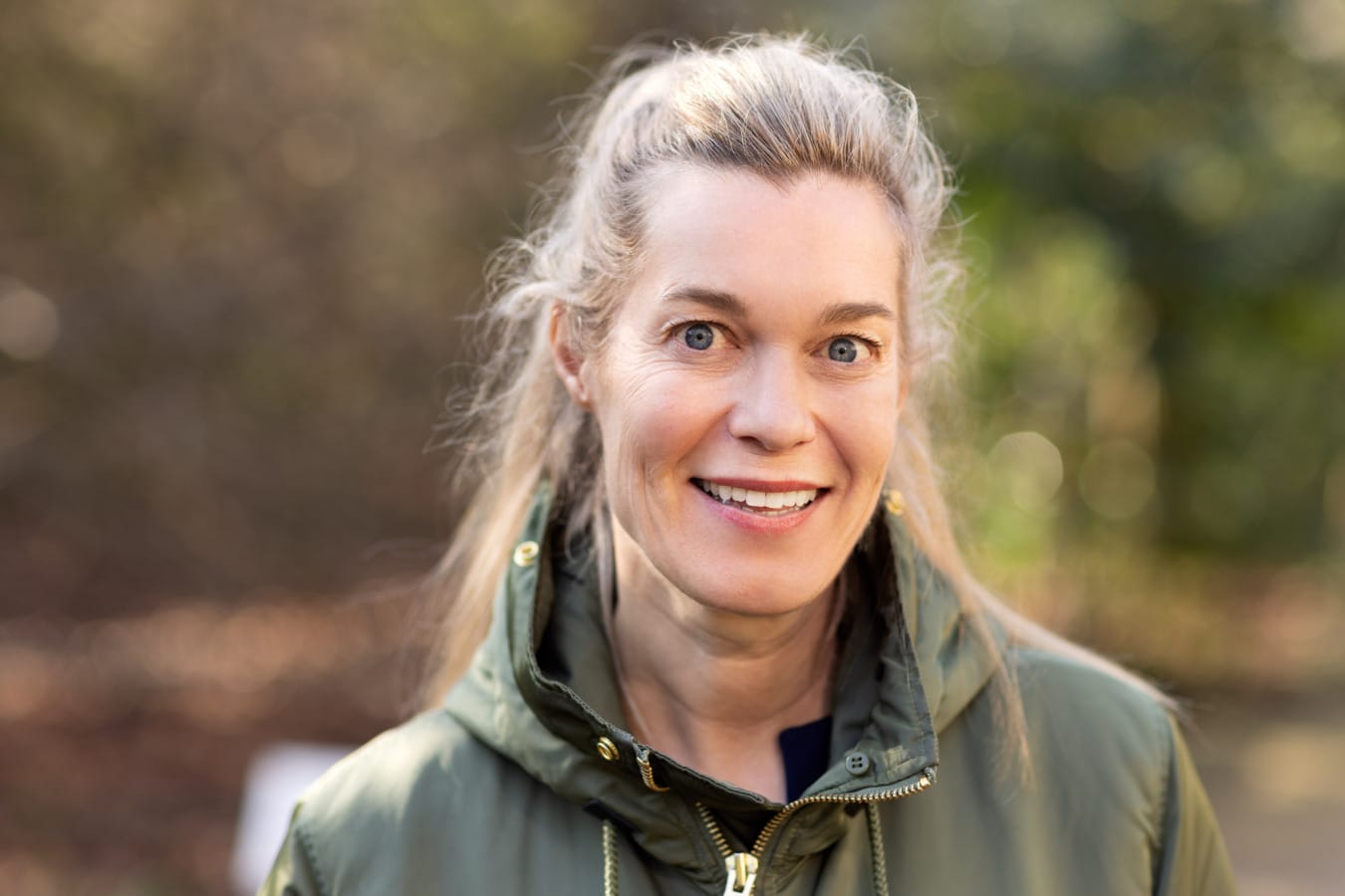 Communicatie specialist Nathalie Dielissen kijkt lachend in de camera