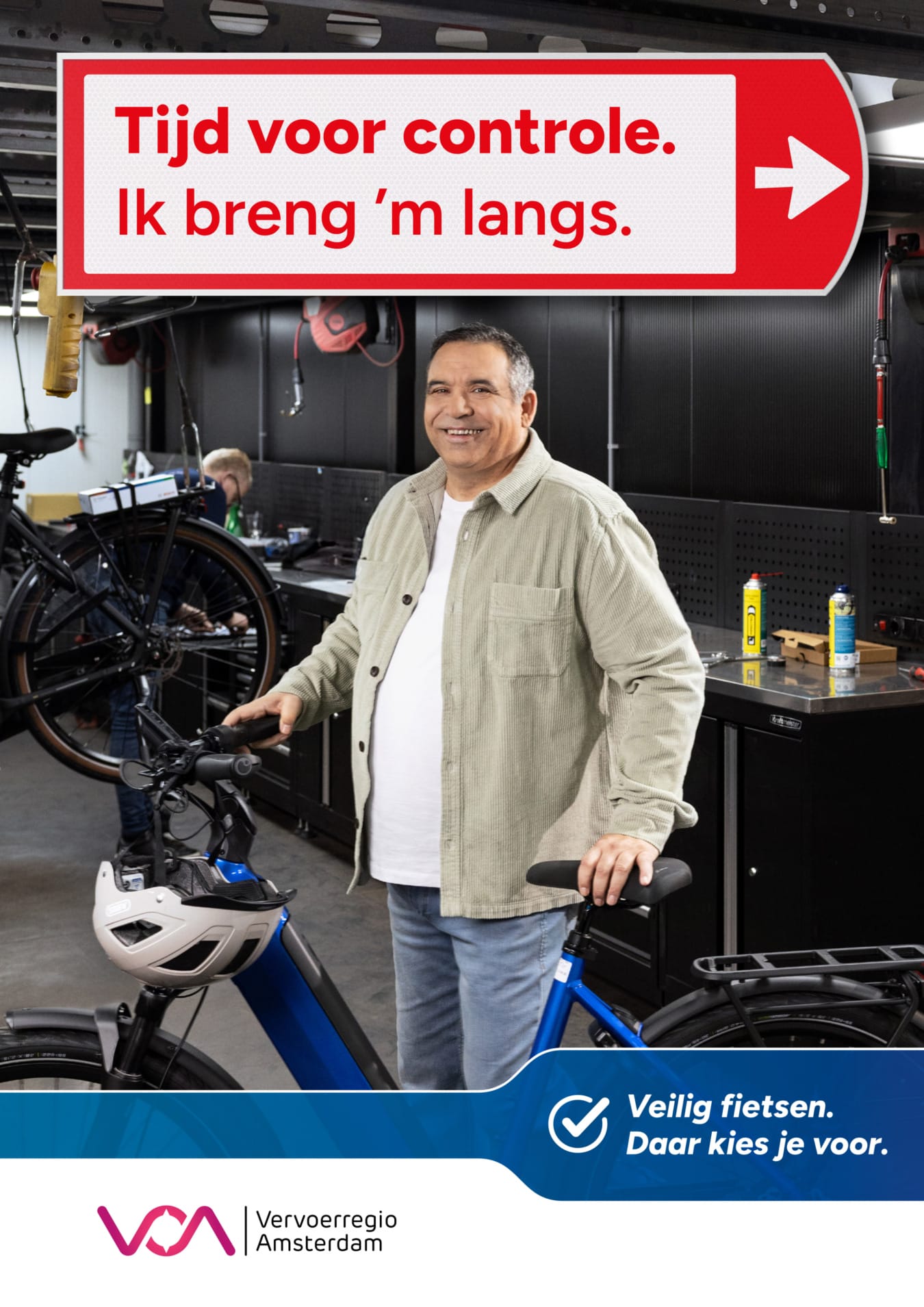 Model staat met fiets in werkplaats