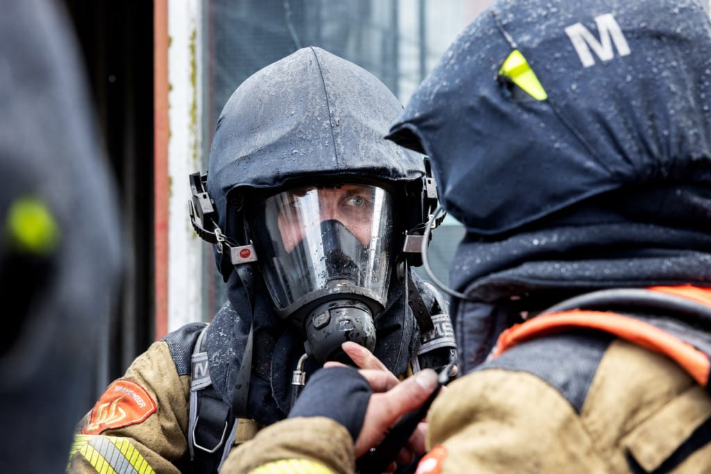 Brandweerman met gasmasker op