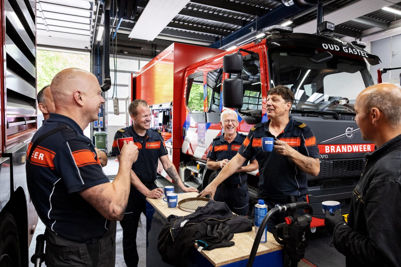 Brandweermannen kletsen tijdens koffie pauze