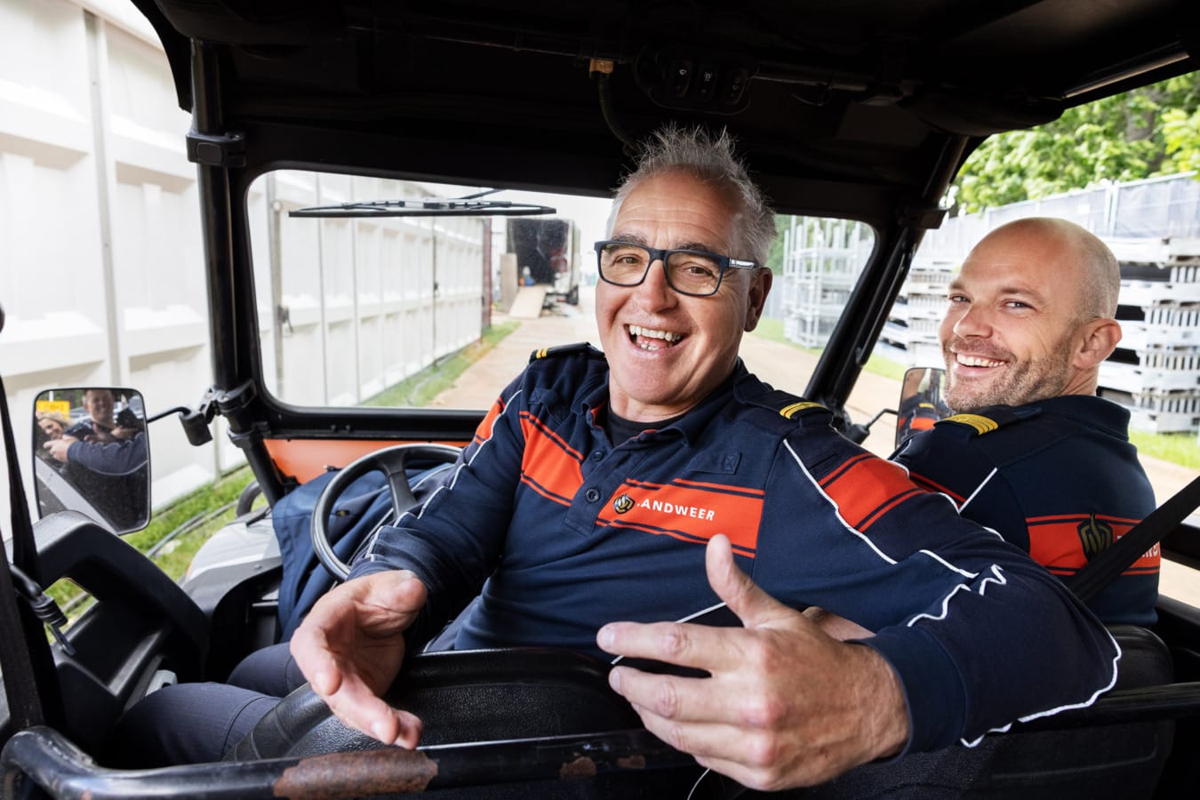 Brandweermannen kijken in camera