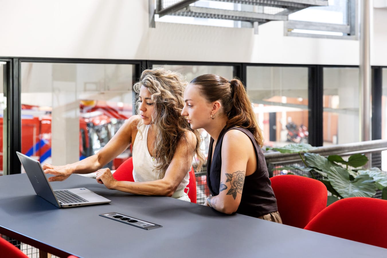 Twee marketing vrouwen werken achter laptop