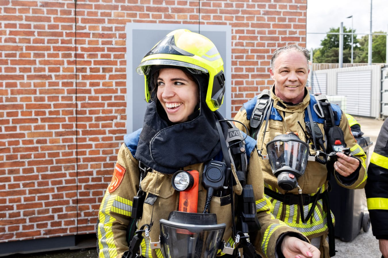 Brandweervrouw lachend met Brandweerman
