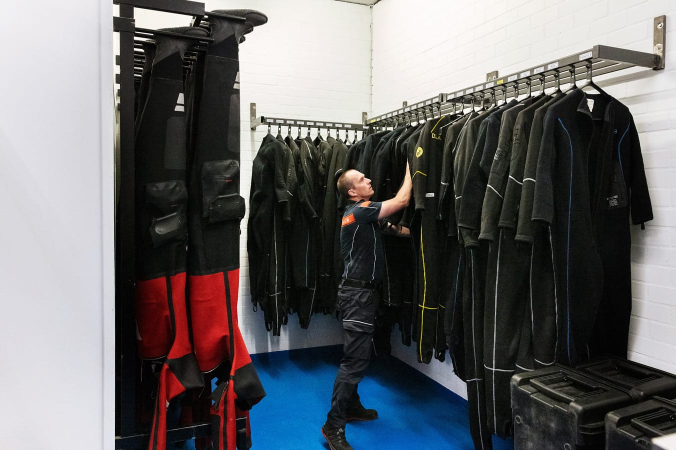Brandweerman hangt duikpak op