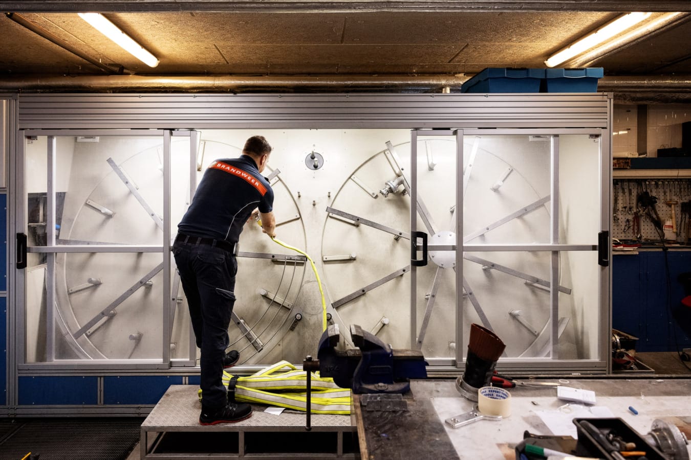Brandweerman rolt slangen op