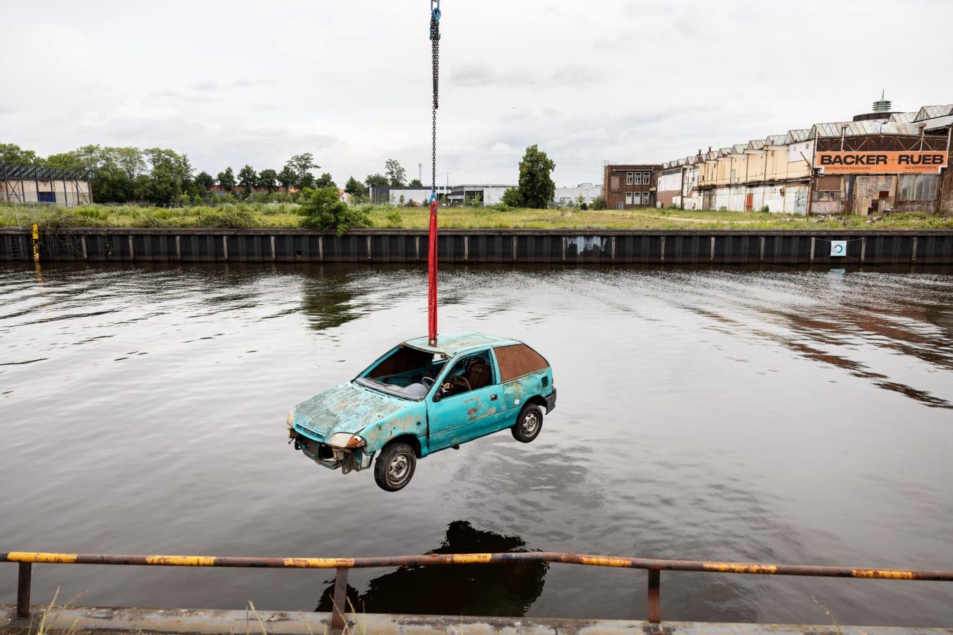 Auto hangt aan kabel boven water tijdens oefening