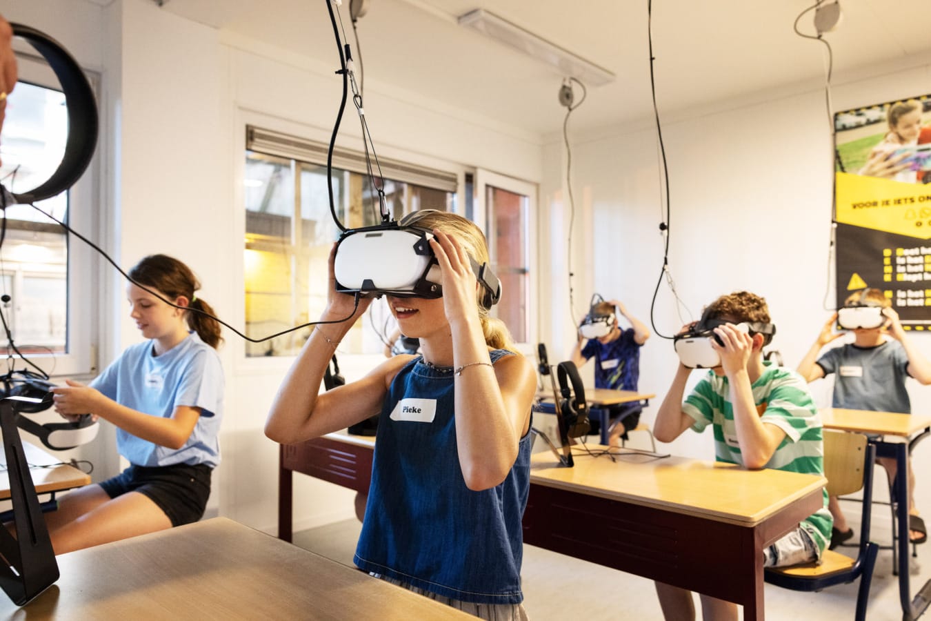 Kinderen kijken in VR bril bij Risk Factory