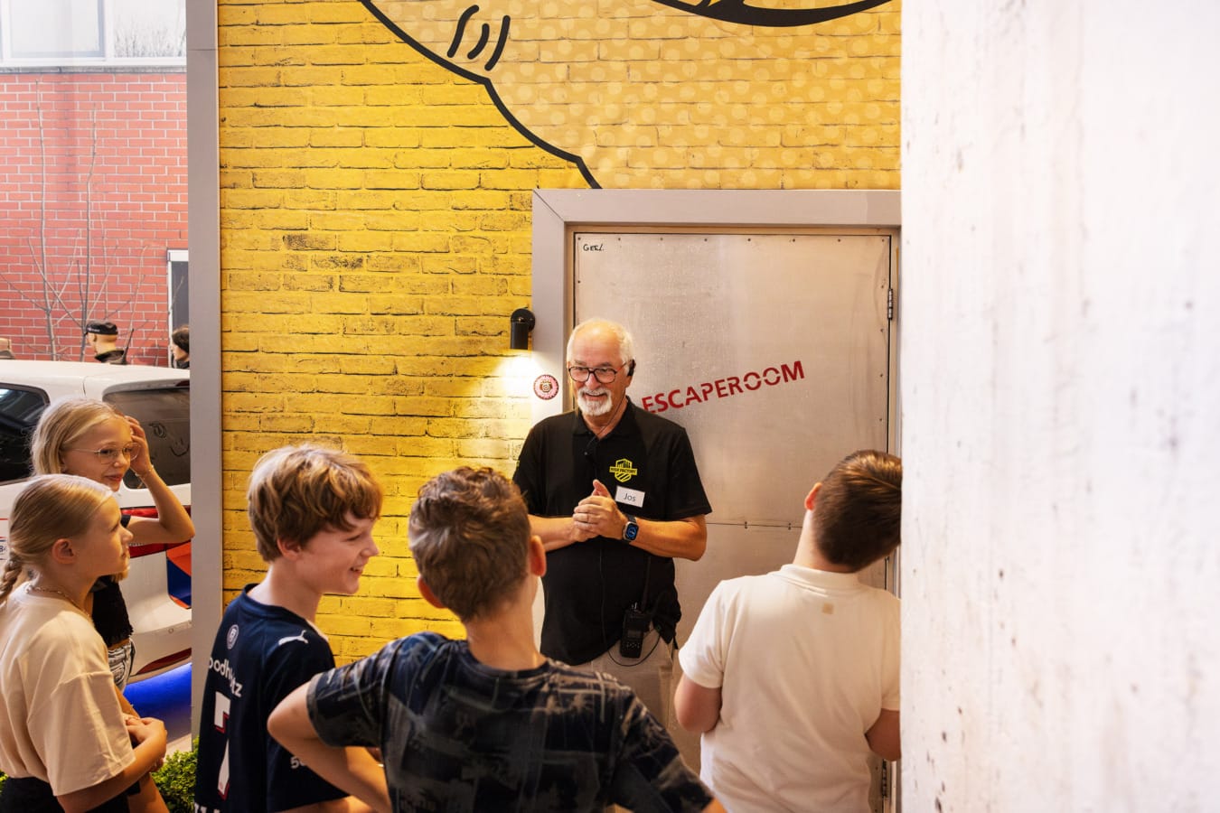 Man geeft kinderen uitleg in Risk Factory