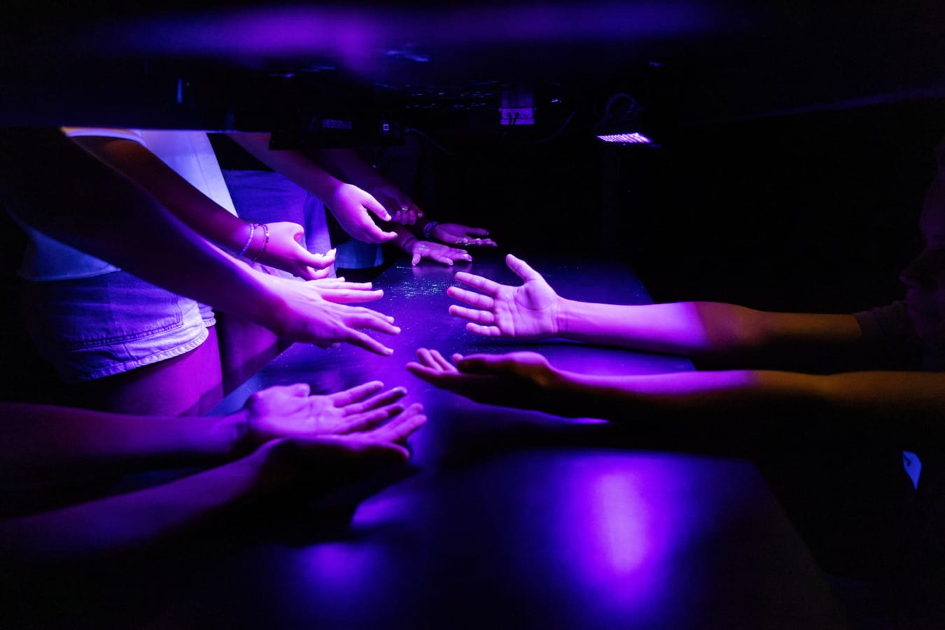 Handen van kinderen onder blacklight