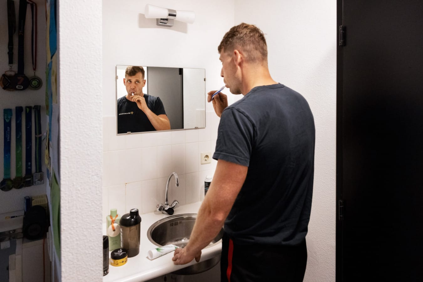 Brandweerman poetst tanden voor spiegel