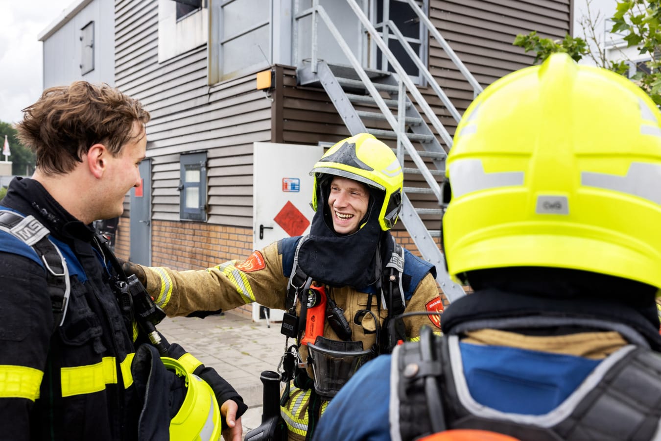 Brandweermannen lachen met elkaar