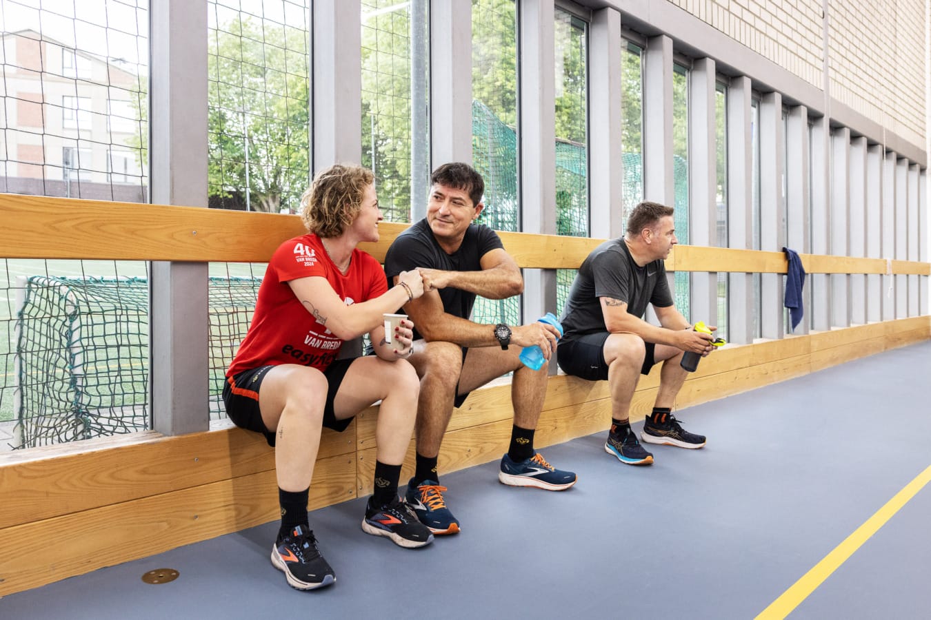 Sporters doen een boks