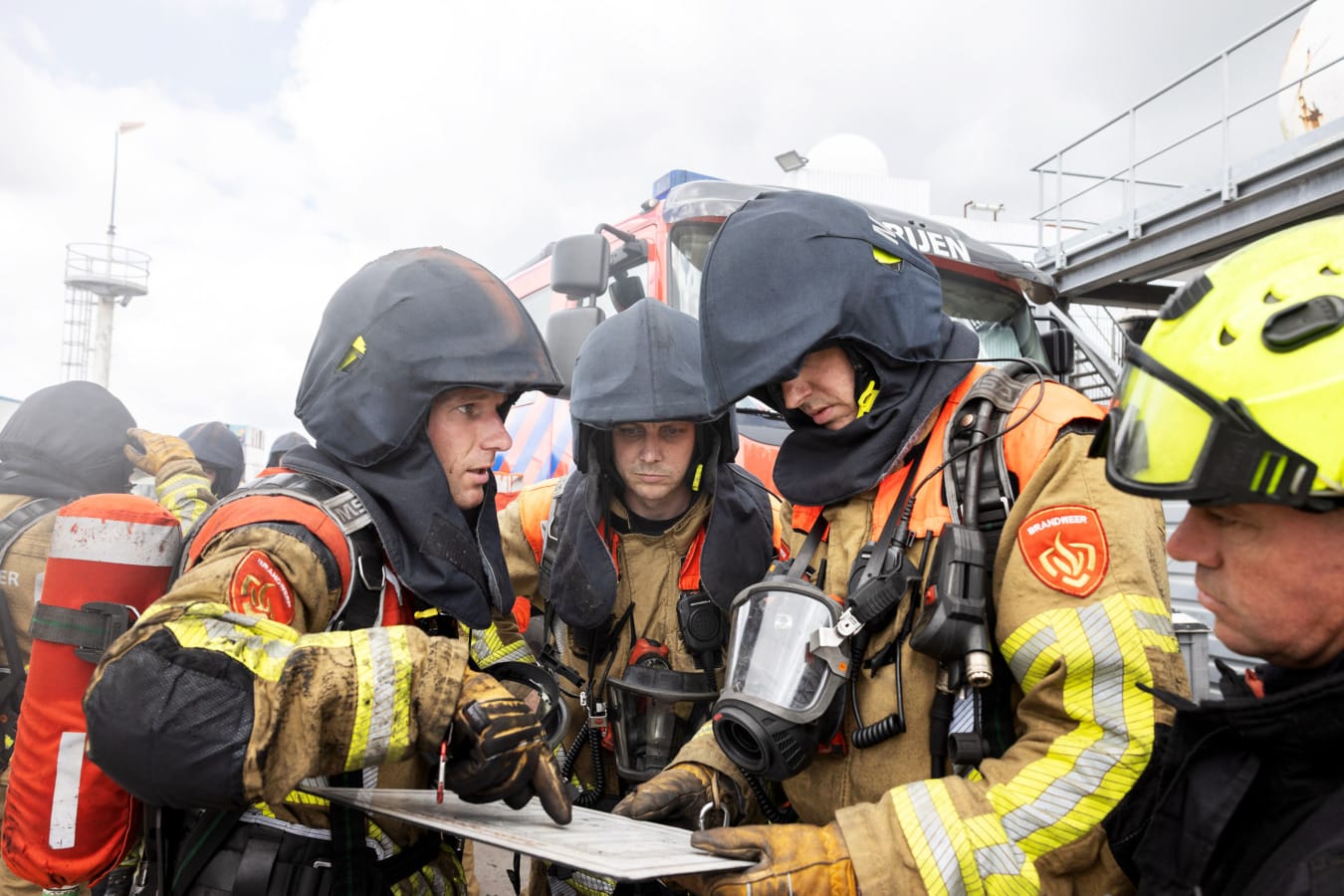 Brandweermannen overleggen