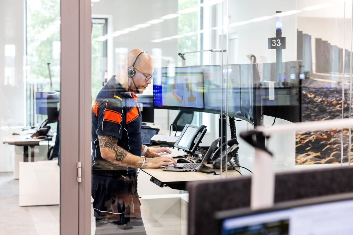Brandweerman aan telefoon