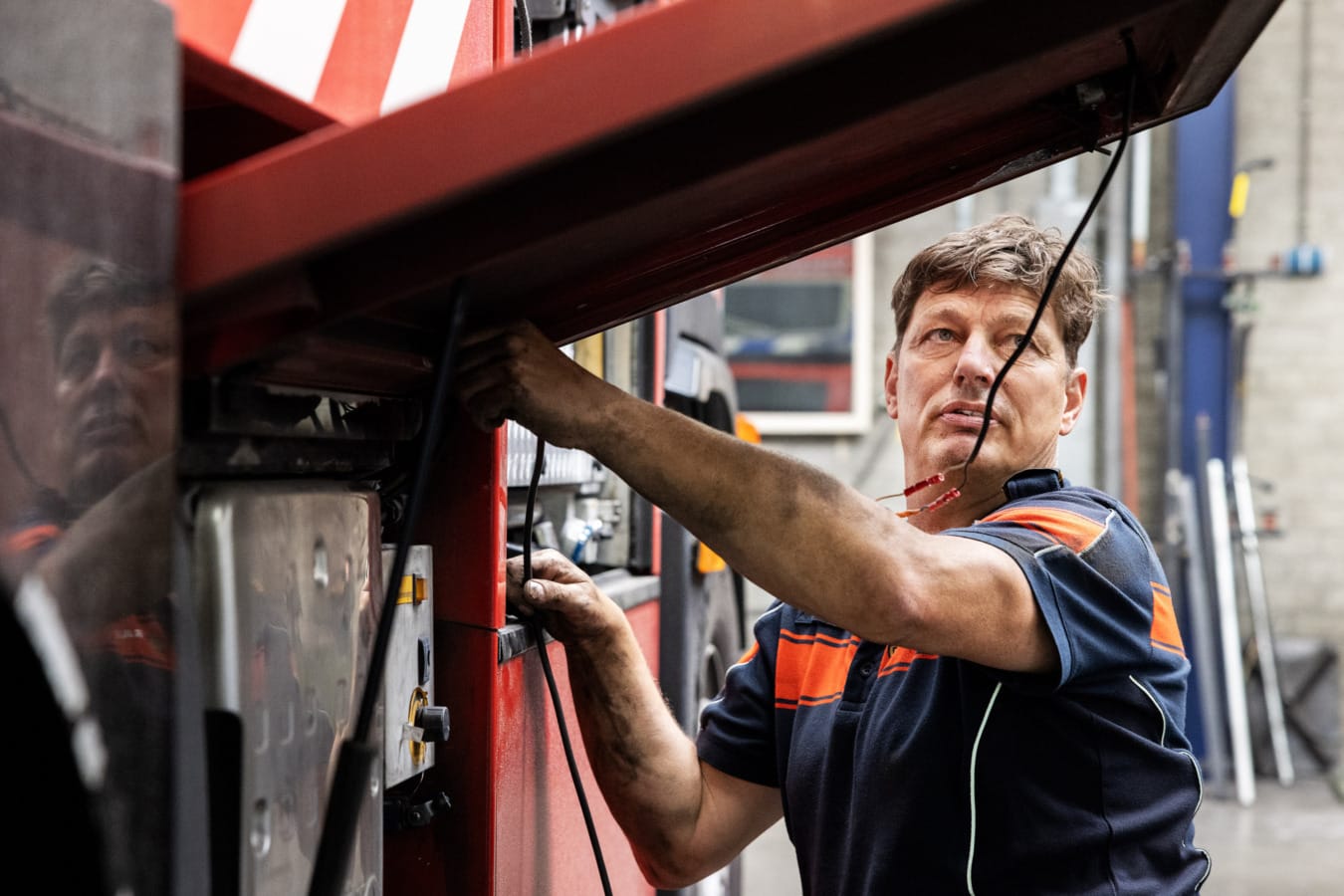 Brandweerman repareert wagen