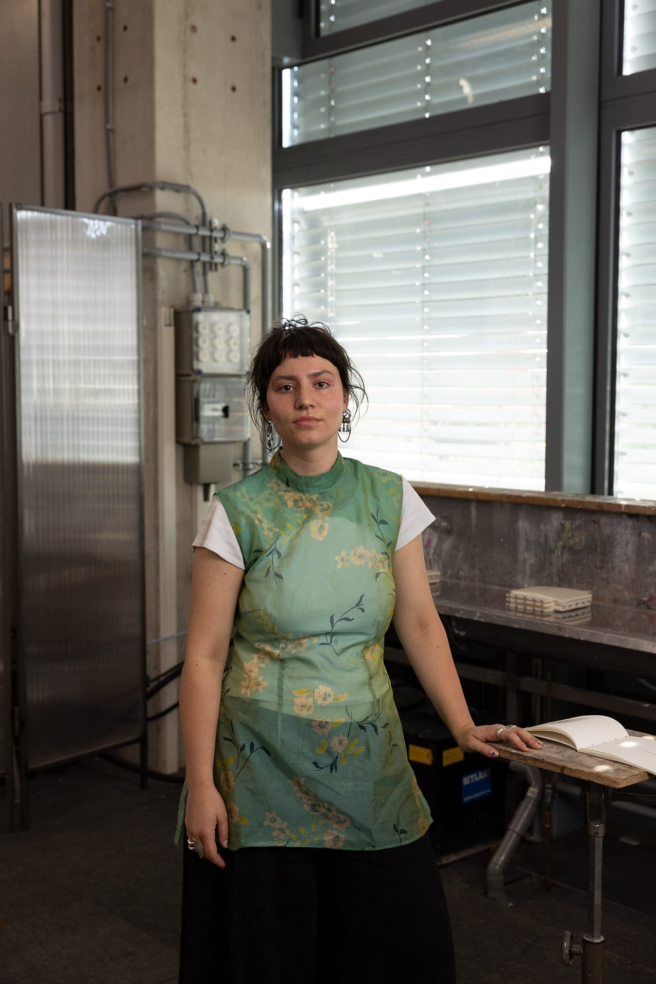 Student kunstacademie staat bij haar werk