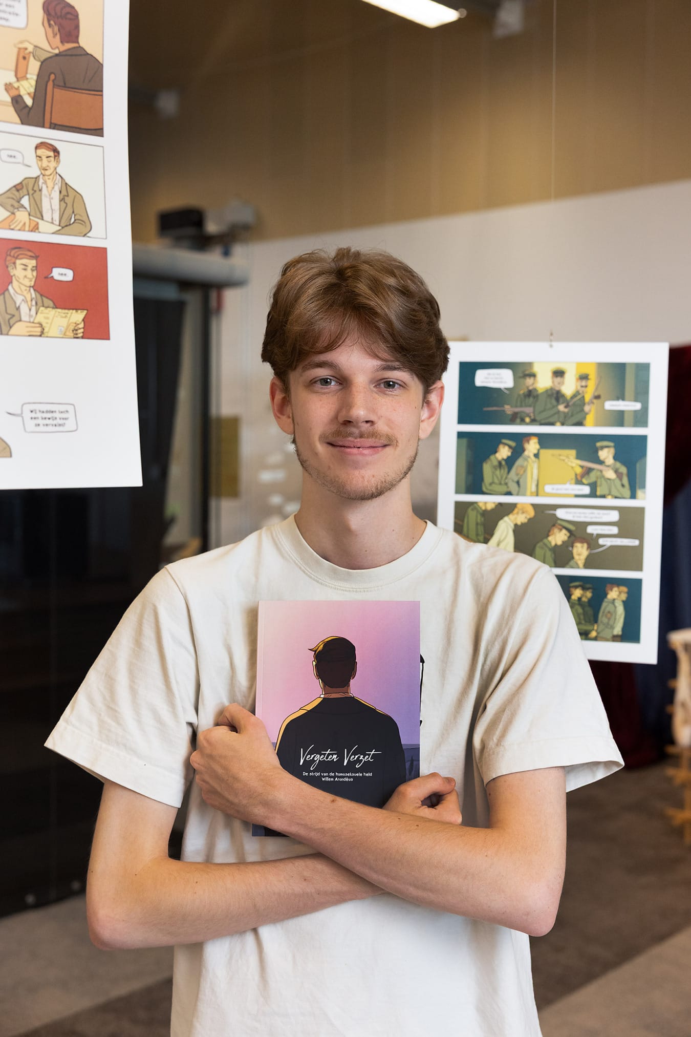 Student kunstacademie omarmt zijn boek