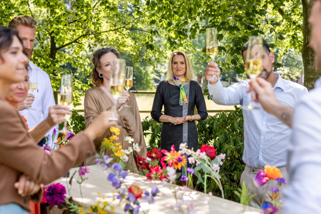 Uitvaartverzorger bij champagne toast