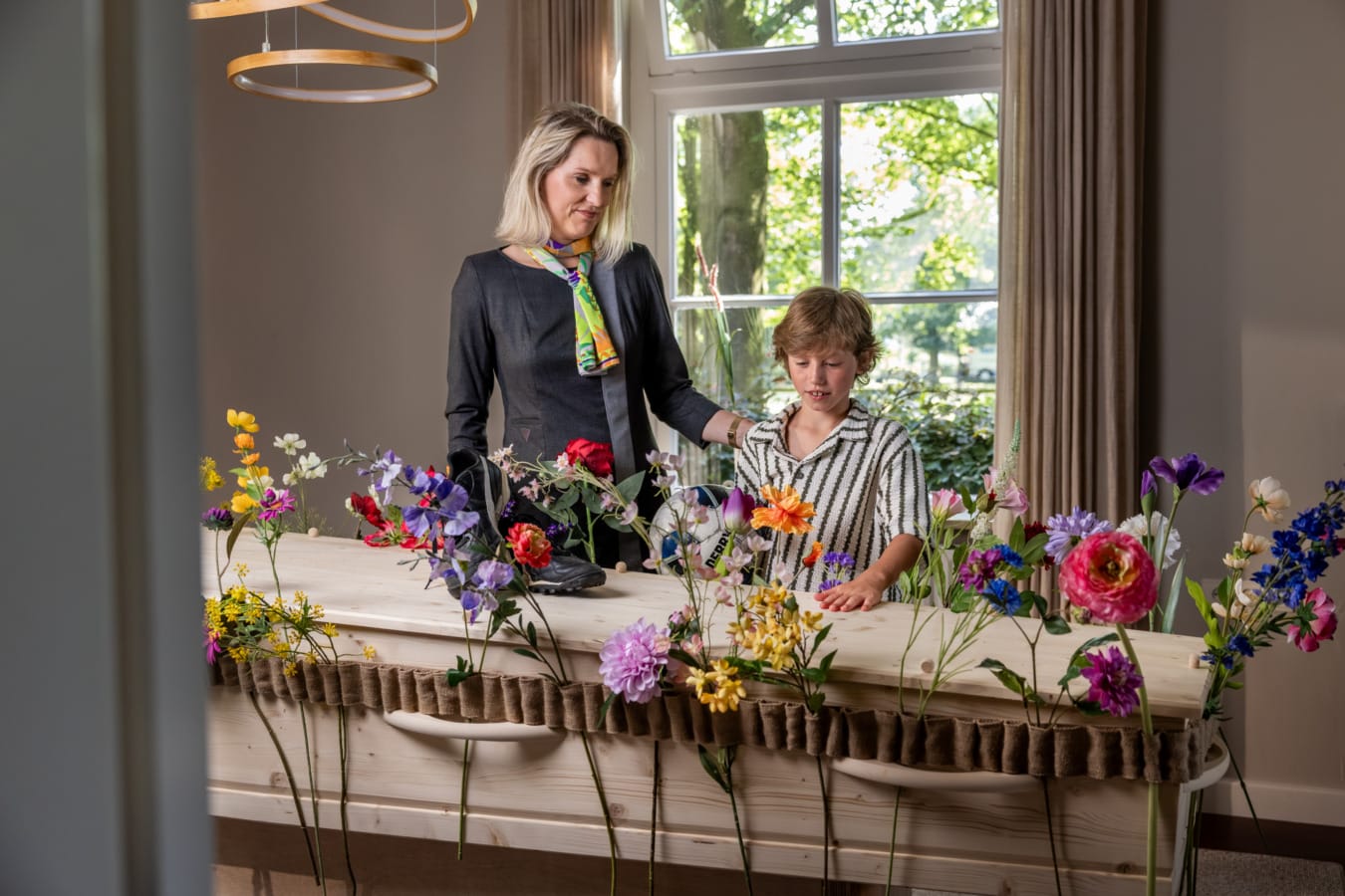 Uitvaartverzorger bij kist met kind