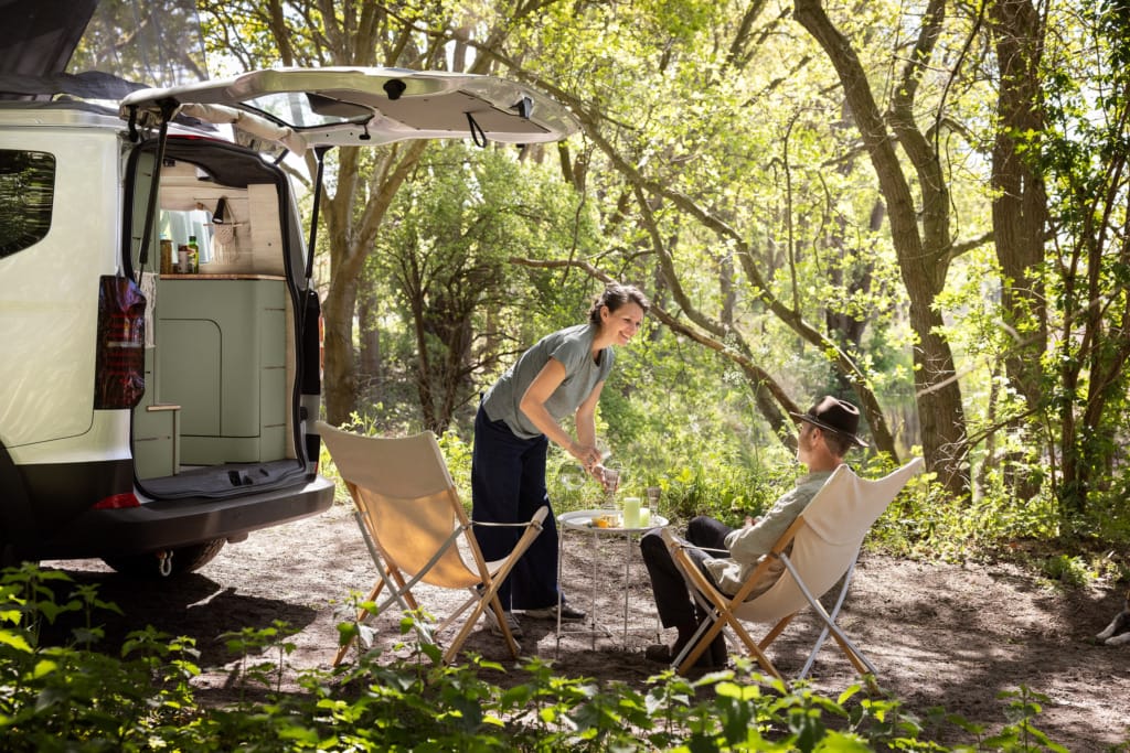 Outdoor beeld van man en vrouw bij camper
