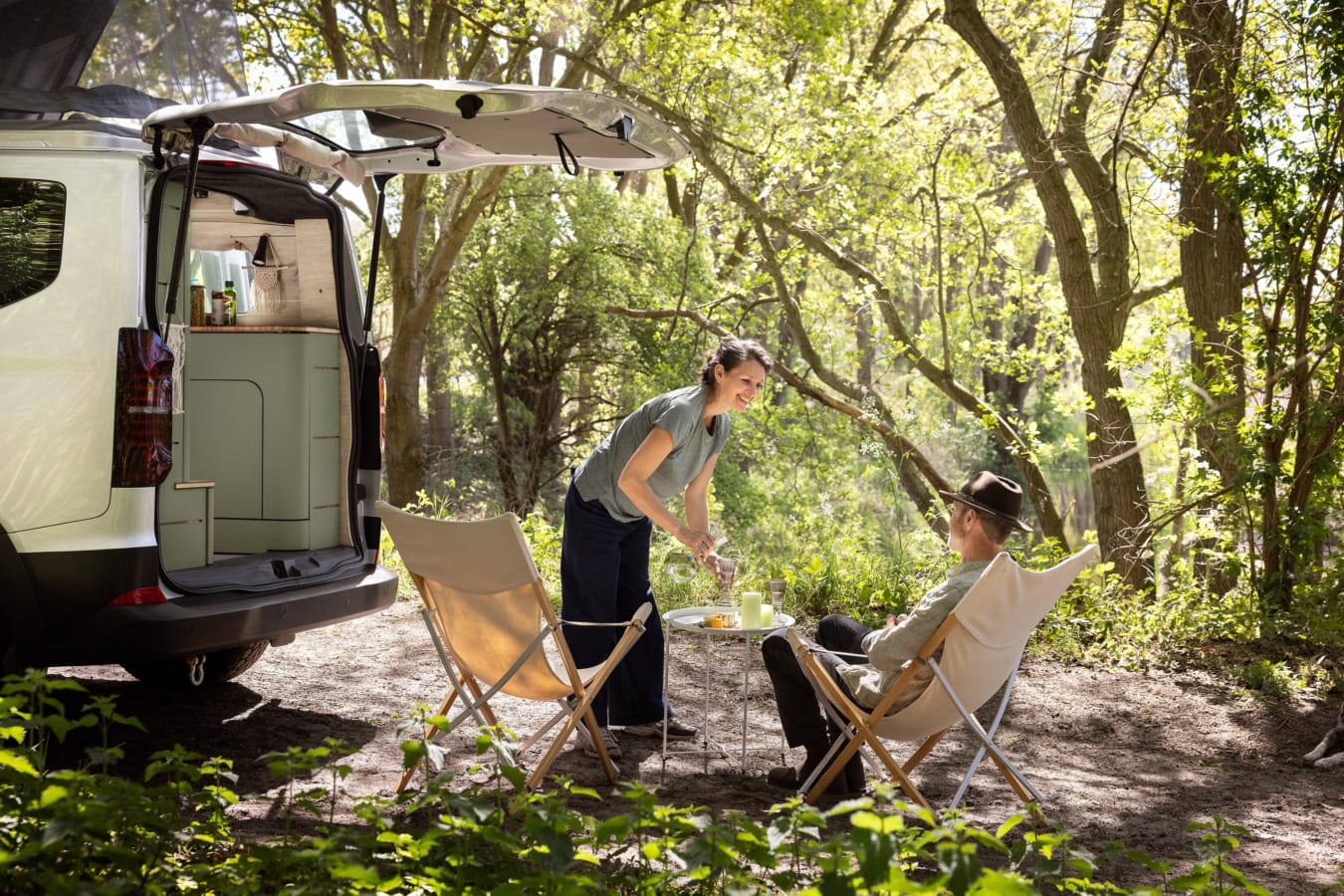 Outdoor beeld van man en vrouw bij camper