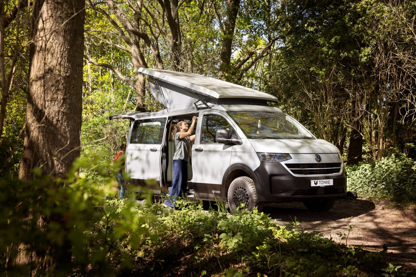 Vrouw staat bij camper
