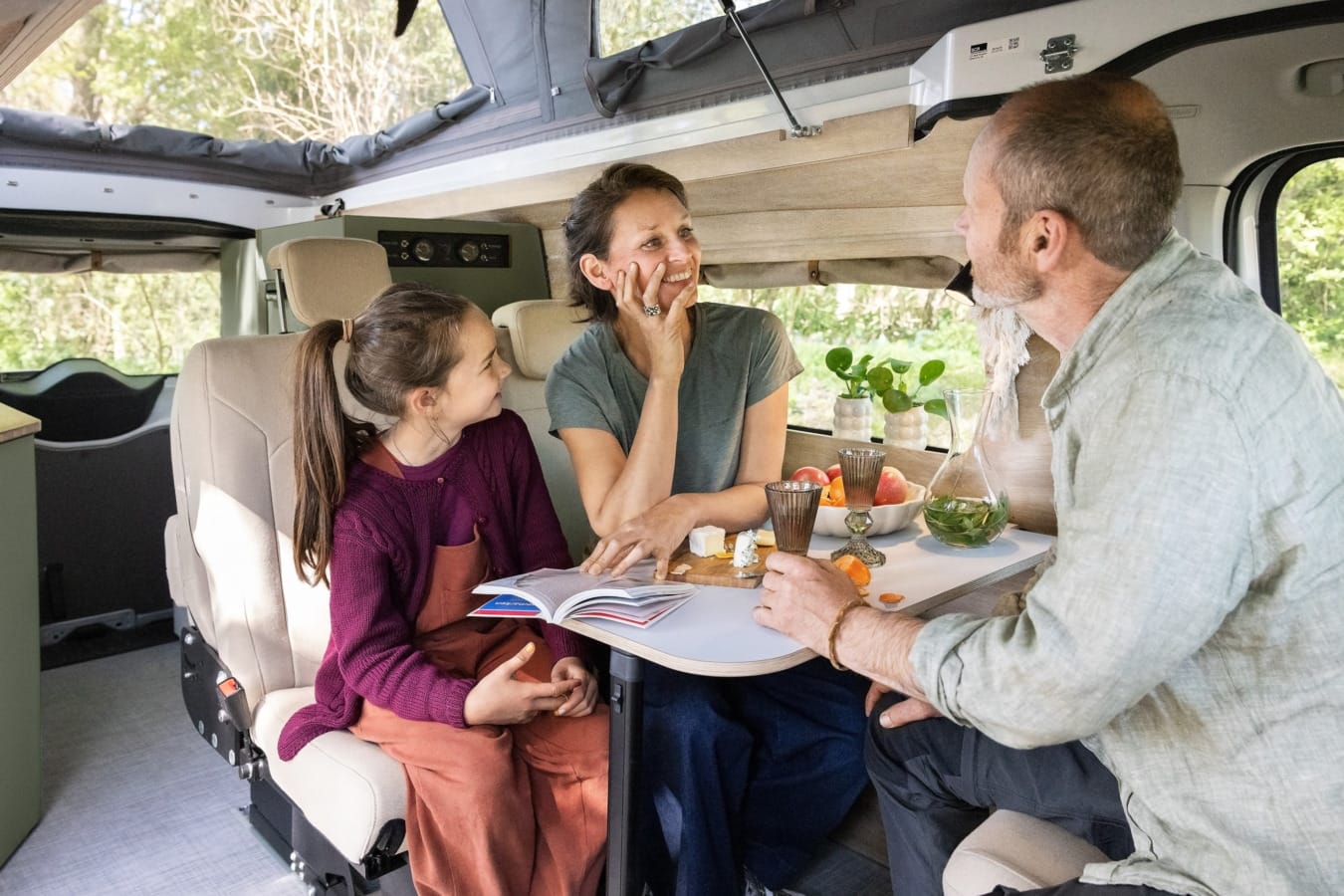Gezin geniet samen in camper